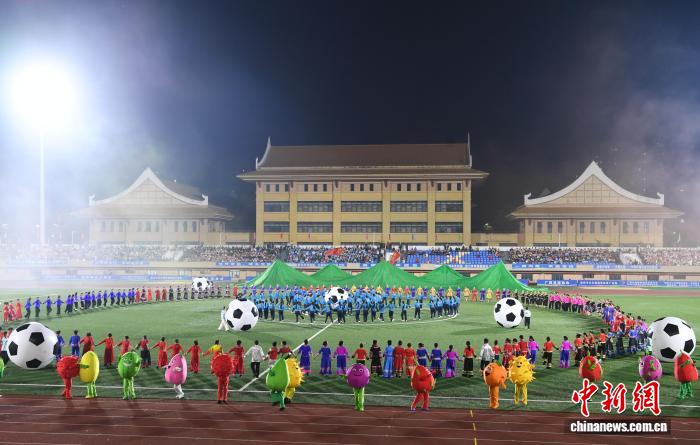 广西“县超”上演边城绿茵对决 鲜果海味添彩赛