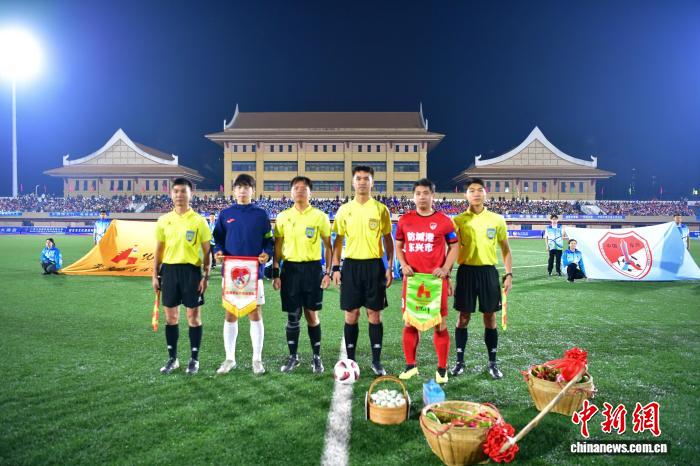 广西“县超”上演边城绿茵对决 鲜果海味添彩赛