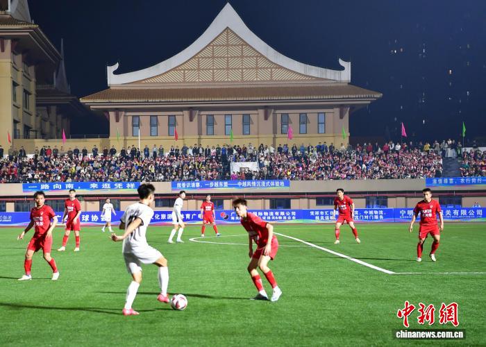 广西“县超”上演边城绿茵对决 鲜果海味添彩赛