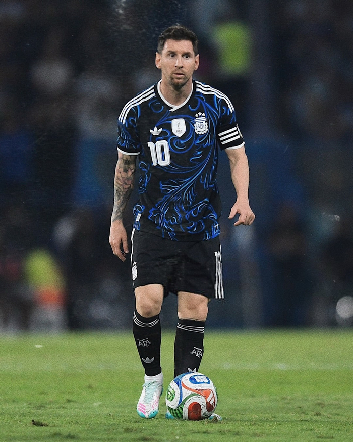 梅西率队夺冠创历史 世界杯赛场再现传奇时刻