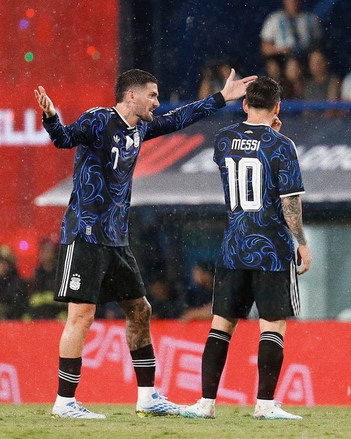 梅西率队夺冠创历史 世界杯赛场再现传奇时刻