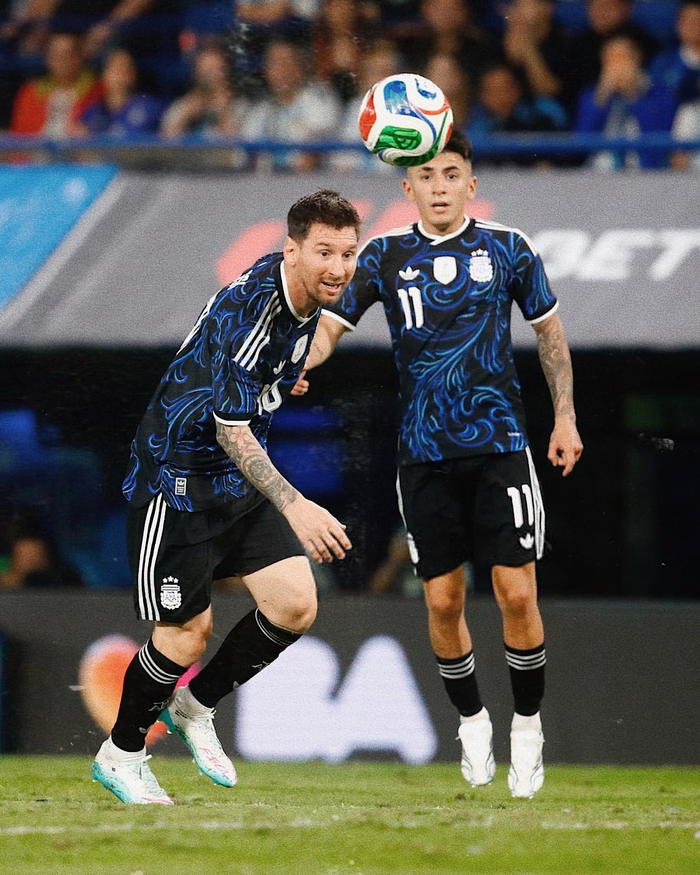 梅西率队夺冠创历史 世界杯赛场再现传奇时刻